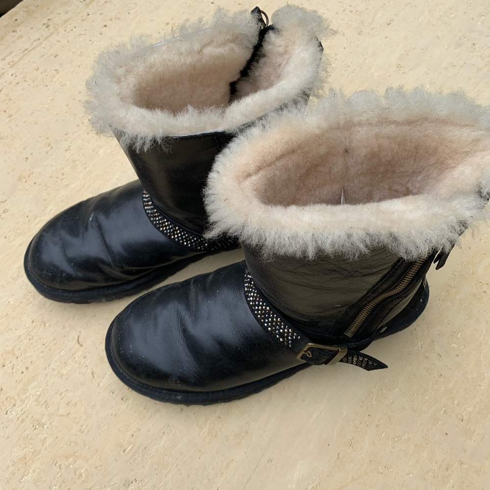 Ugg Boot, gently worn sz 10